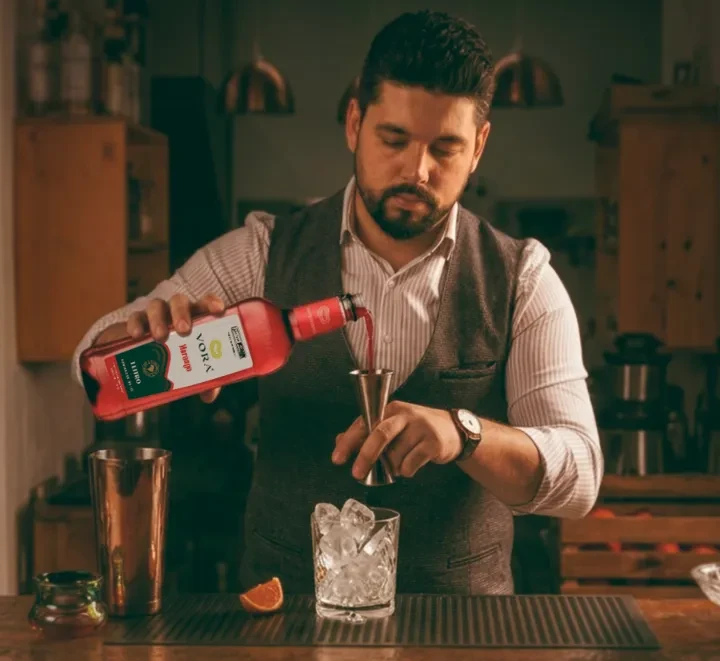 Bartender servindo xarope Vora no balcão